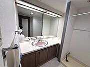 【洗面室】大鏡を設えた洗面化粧台。