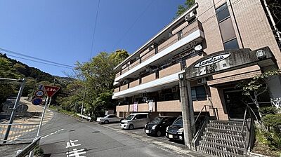 外観：外観：あたみ梅ライン沿い、バス停「西熱海分譲地下」まで約400m