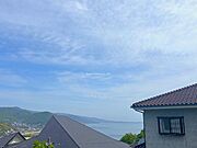 【ズーム】高台ならではの立地により、遠くに穏やかな海を望むことができます。