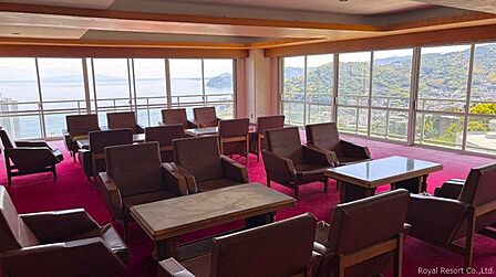 マンションロビー:眺望の良さを生かした造りです。