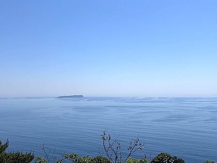 【眺望】相模湾の真珠「初島」が正面です。空気が澄むと房総半島まで見えます。