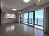 リビング/ダイニング：角部屋ならではの二面採光。明るく開放的な空間。