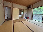 別角度から。東側にもお庭が広がっております。