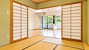 【和室】落ち着いた雰囲気が広がる和室は、畳のやさしい香りと温もりに包まれた寛ぎの空間です。