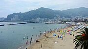 目の前は熱海サンビーチ。夏は海水浴客で賑わい、熱海を代表するスポットです。