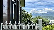 東側ベランダ：箱根連山の稜線まで抜けた景色を楽しめます。