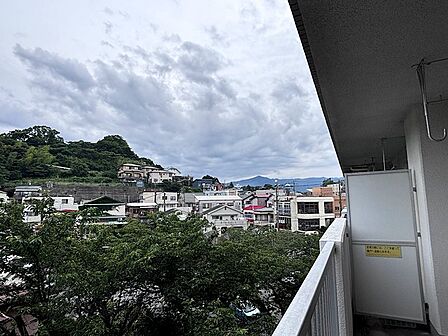 湯河原方面の山並みが見えます。