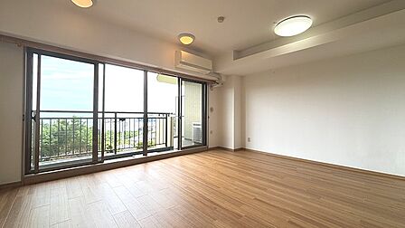 【リビング・ダイニング】南東向きの明るいお部屋となっており、窓の向こうには開放感のある眺望が広がります。