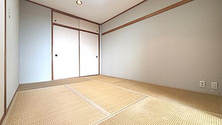 【和室】6畳の和室には収納として押入れがございます。