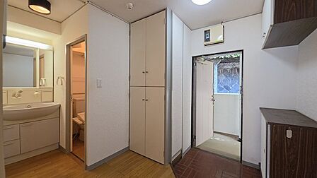 分譲当時のユニットバスを壊し、洗面台といとトイレを設置。