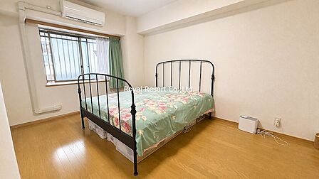 【室内】約8.5帖のゆとりある洋室は、主寝室としてゆったりとお使いいただける快適な空間です。