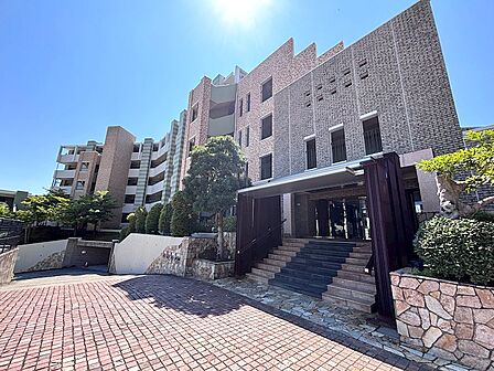 【エントランス】レジデンスオーナーを寛ぎの空間へ誘う玄関口。錆がビーチフロントを演出しております。