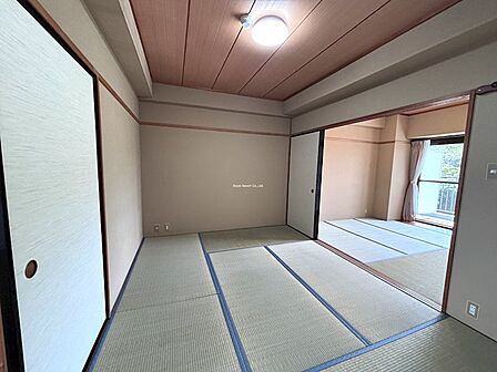 【和室】寛ぎの和室6畳。周辺環境は大変静かですので熟睡へ誘います。