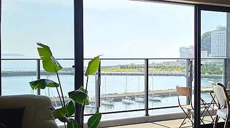 御覧の様にお部屋から望む眺望は、ヨットハーバーなどになります。よく熱海で特集される海や街が目の前に広がります。