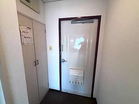 エレベーターで10階へ。室内のご紹介。こちらは玄関です。