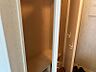 その他：玄関横には収納があります。