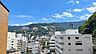その他：【眺望】市街地と山の景色が重なる、どこか穏やかな熱海らしい風景。