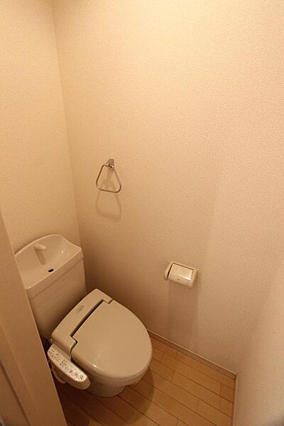 画像10:トイレ（温水洗浄暖房便座完備）