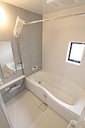 バスルーム（ゆったりサイズの1616タイプです。浴室暖房乾燥機・追い焚き給湯完備です）