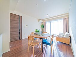 ◆西向きの明るいリビング◇落ち着いた印象のフローリングと木目ホワイト建具の組み合わせが、洗練された空間を作り出します。明るい日差しがお部屋を鮮明に照らします。