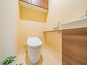 ◆タンクレス／高機能洗浄◇トイレは快適な温水洗浄便座付です。清潔感のあるホワイトで統一しました。いつも清潔な空間であって頂けるよう配慮された清潔感のある造りと機能性を感じられるデザインです。