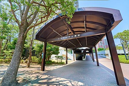 ゆとりあるアプローチの先に広がる、格式あるエントランス。住まう誇りと安心感を感じさせる、タワーレジデンスの顔。