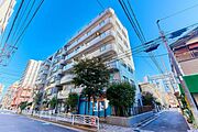 木場駅や東陽町駅エリアという利便性の高い場所にありながら、一歩入った立地にあるため、外観からは落ち着いた住環境が伝わります。