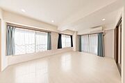 穏やかな光が明るくリビングルームを包みます。※リフォーム後のイメージ画像です。リフォームには別途費用がかかります。家具等は価格に含まれません。