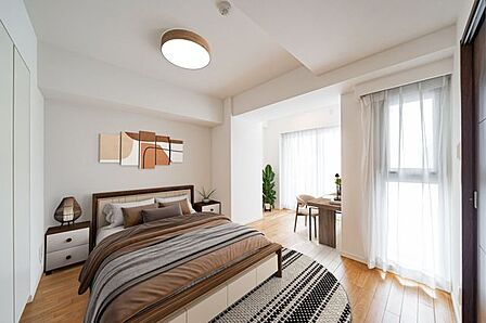 洋室は無垢材フローリングと落ち着いたカラーが建具が心地の良い空間を生み出します。※リフォーム後のイメージ画像です。リフォームには別途費用がかかります。家具等は価格に含まれません。。