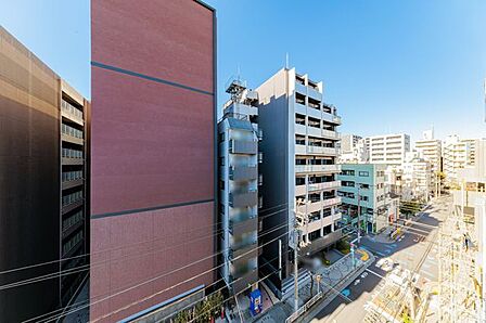 近隣の建物とも適切な距離が保たれているため、プライバシーを確保しつつ、明るい室内環境を実現しています。窓からの景色が主張しすぎない分、室内での時間をゆったりと過ごせる安心感があります。