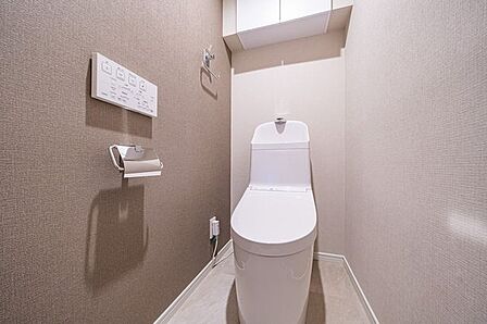 トイレの上部には収納スペース有。トイレットペーパーなどのストックをしまうことができ、便利です♪