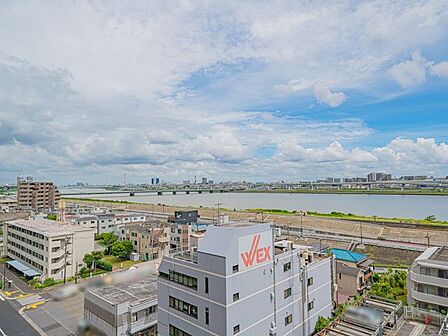 【リバービュー】東向き住戸につきバルコニーからは、広い空と荒川を望む開放的な景色が広がります。