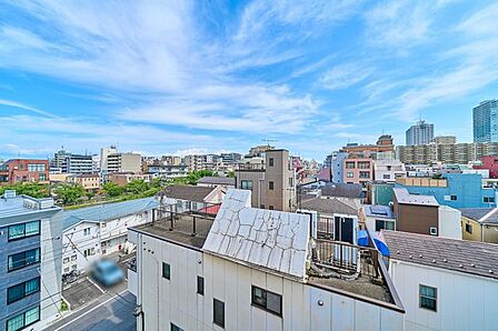 眺望 南向きのバルコニーは陽当たりが良く光が室内に差し込みます。