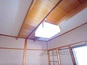 お部屋に照明が付いています。