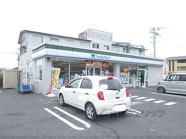 画像24:ファミリーマート　彦根小泉町店まで550メートル
