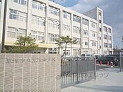 草津中学校まで650メートル