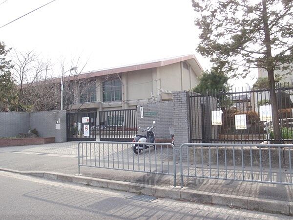 桂川小学校まで570メートル