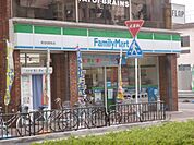 ファミリーマート　阪急桂駅前店まで210メートル