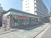 ファミリーマート　佛教大学前店まで100メートル