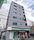 ファミリーマート岡山岩田店 177m