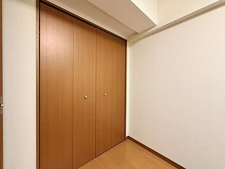 クローゼットの付いたサービスルーム(納戸)です。