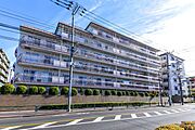 通りに面した開放感のある立地。敷地内の植栽が印象的です。