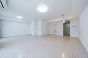 【リビング】広々としたLDKがお部屋の中心。ご家族そろった楽しい時間が過ごせそうですね。