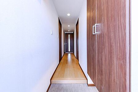 【玄関・廊下】玄関には両手がふさがっている時にも便利な人感センサー付です。収納力のある下駄箱もあり、靴をたくさん収納できます。