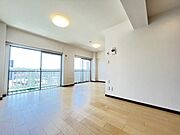 【リビング】昼間は外の自然な光で、夜はお好みの照明を置いて雰囲気の違いを楽しんでみては♪