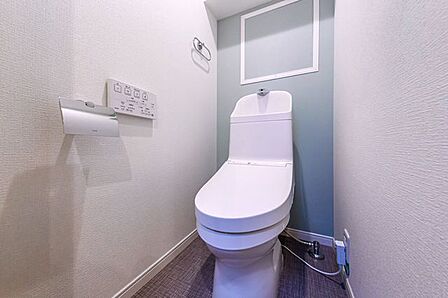 【トイレ】トイレは温水洗浄便座付です。上部には棚もあり、トイレットペーパー等、買い置きもしやすそうです。