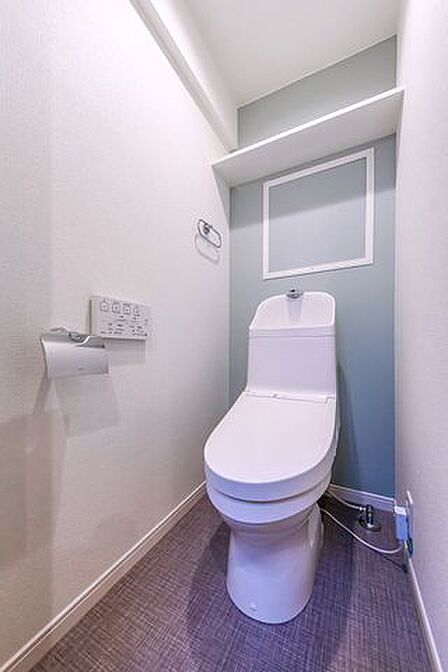 【トイレ】トイレは温水洗浄便座付です。上部には棚もあり、トイレットペーパー等、買い置きもしやすそうです。