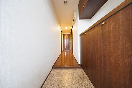 収納力のある大きな下駄箱付。ご家族分の靴をたくさん収納できます。