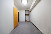 【洋室(2)（約5.7帖）】クローゼットの付いたお部屋です。