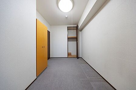 【洋室(2)(約5.7帖)】クローゼットの付いたお部屋です。